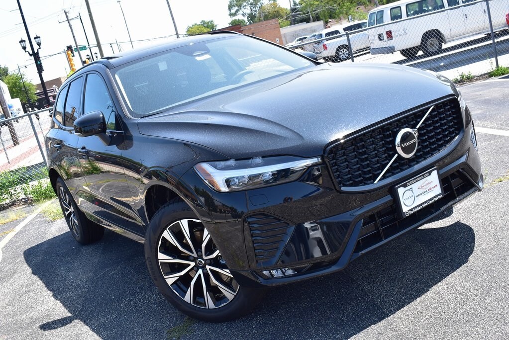 2025 Volvo XC60 B5 Core photo 2