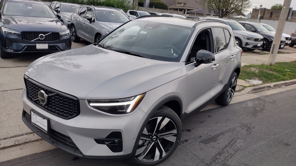 2025 Volvo XC40 photo 2