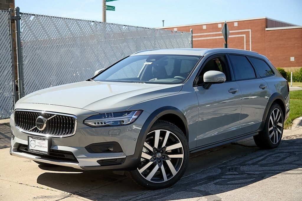 2025 Volvo V90 Cross Country B6 Plus photo 2