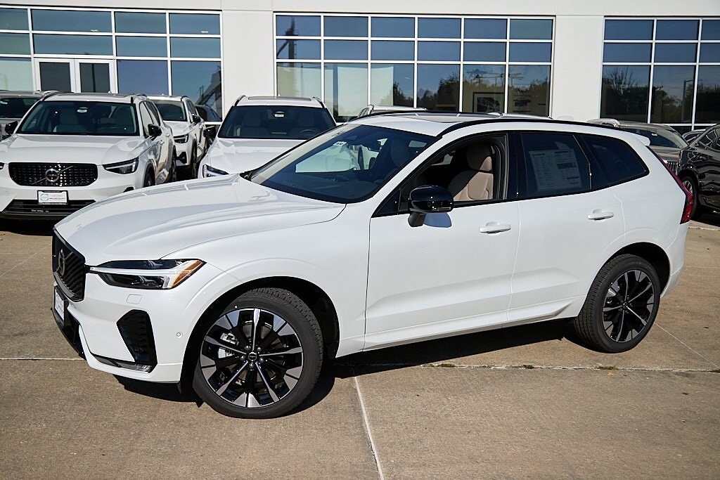 2026 Volvo XC60 B5 Plus photo 3