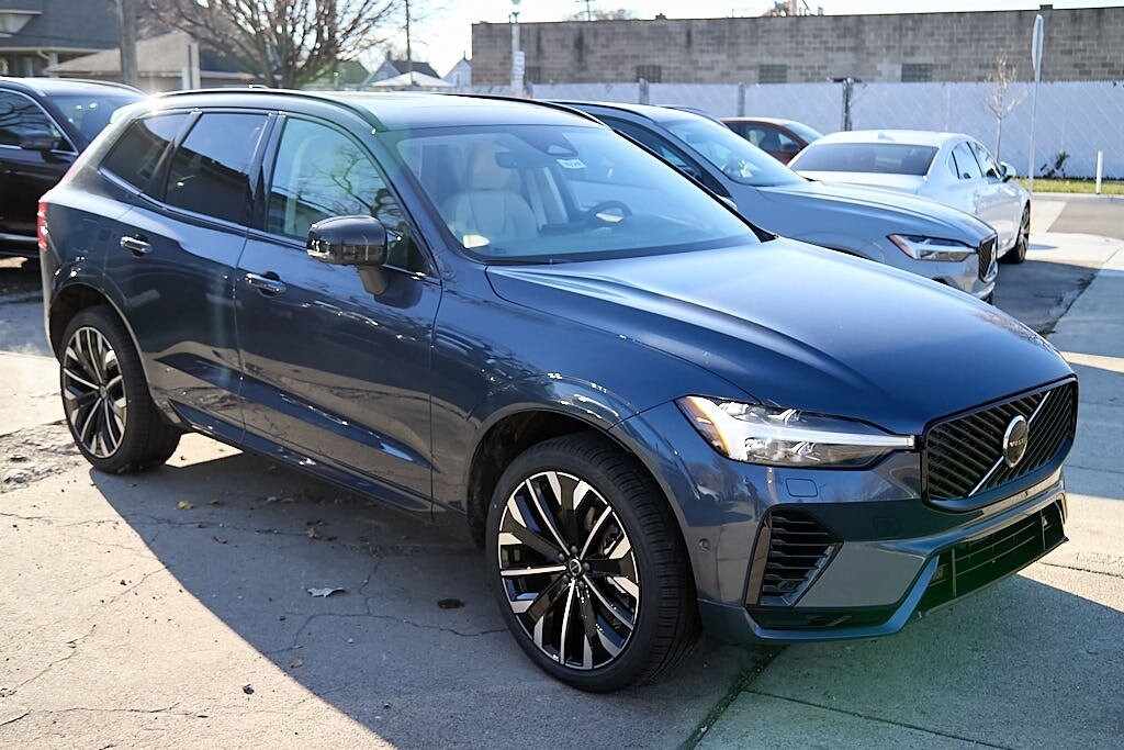 2026 Volvo XC60 Hybrid T8 photo 4