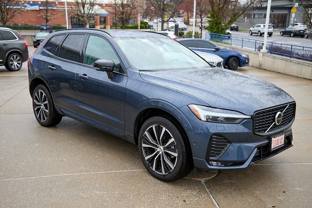 2025 Volvo XC60 B5 Plus photo 4