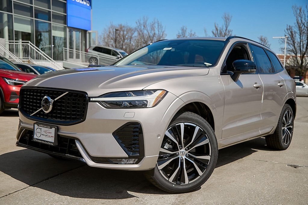 2025 Volvo XC60 B5 Plus photo 2