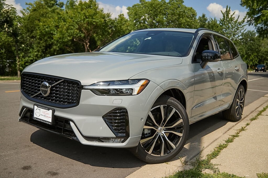 2025 Volvo XC60 B5 Plus photo 2