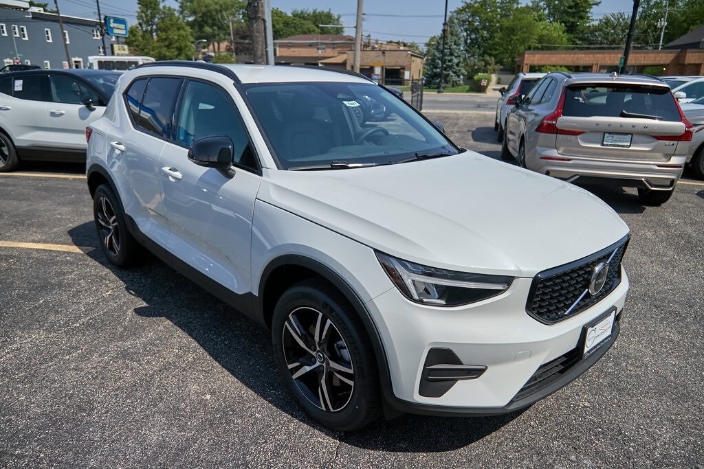2026 Volvo XC40 Core photo 4