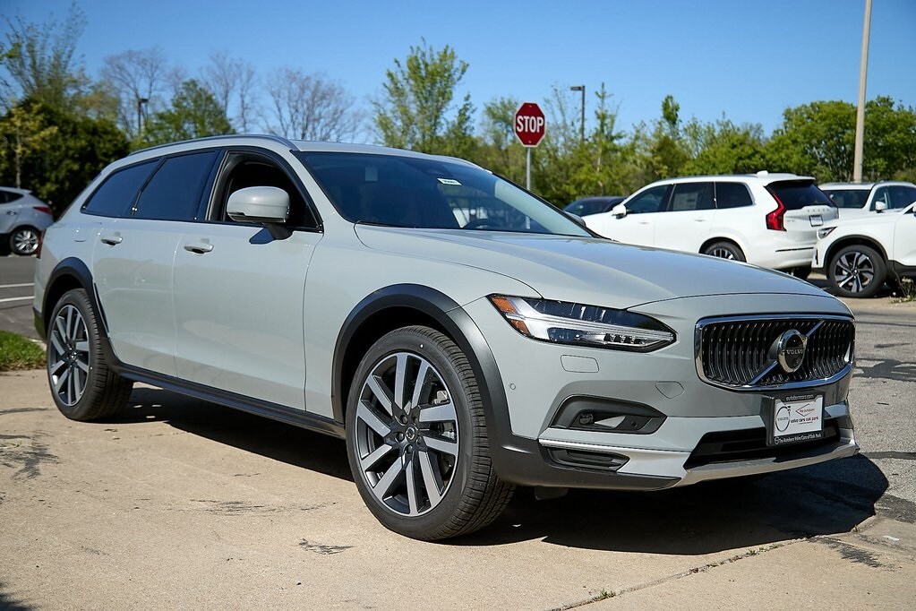 2025 Volvo V90 Cross Country B6 Plus photo 4