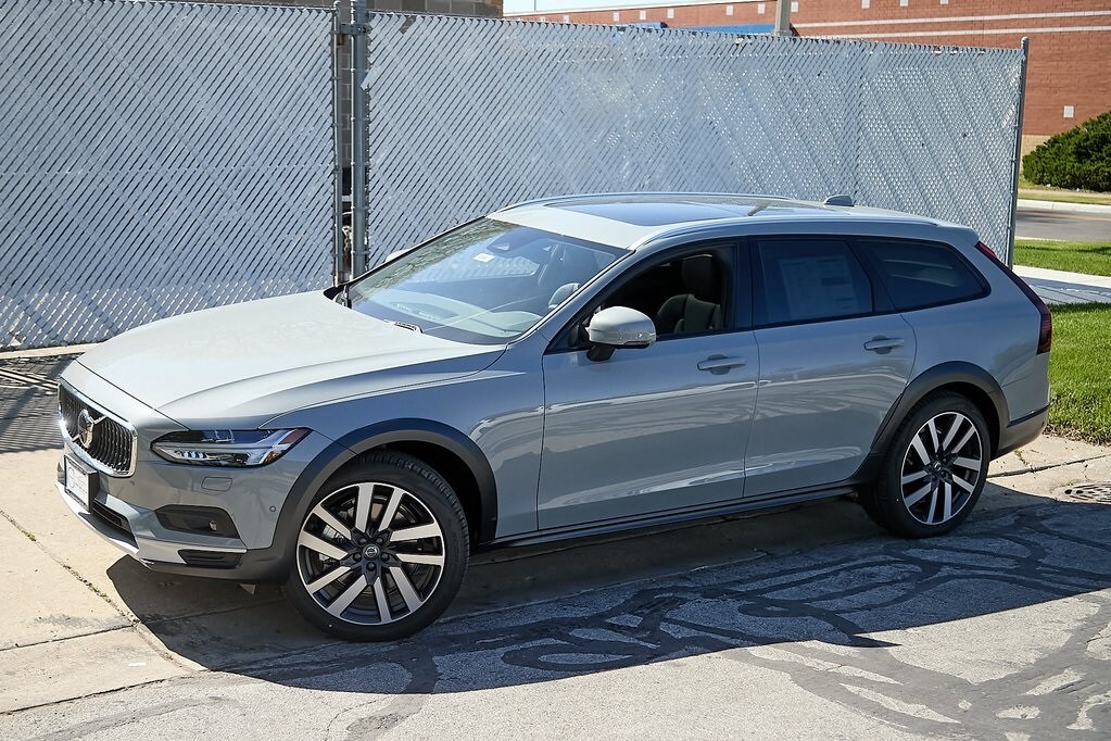 2025 Volvo V90 Cross Country B6 Plus photo 3