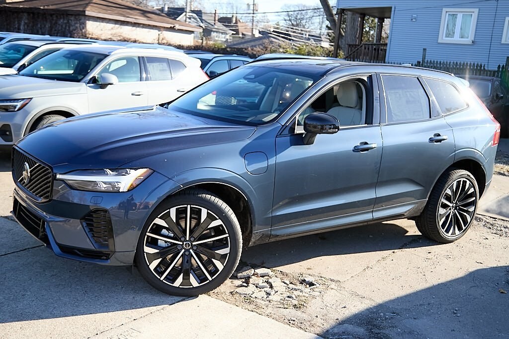 2026 Volvo XC60 Hybrid T8 photo 3