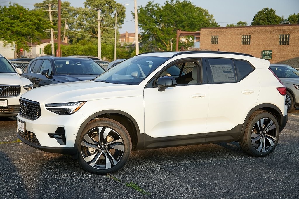 New 2025 Volvo XC40 B5 Plus Dark Theme SUV