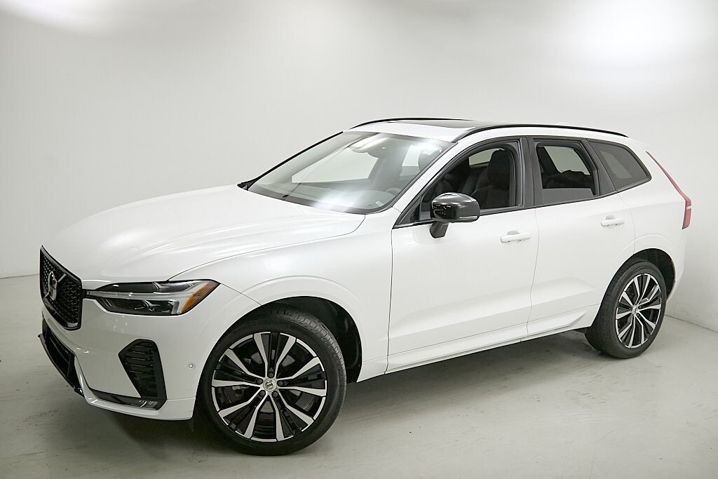 2023 Volvo XC60 B5 Plus photo 2