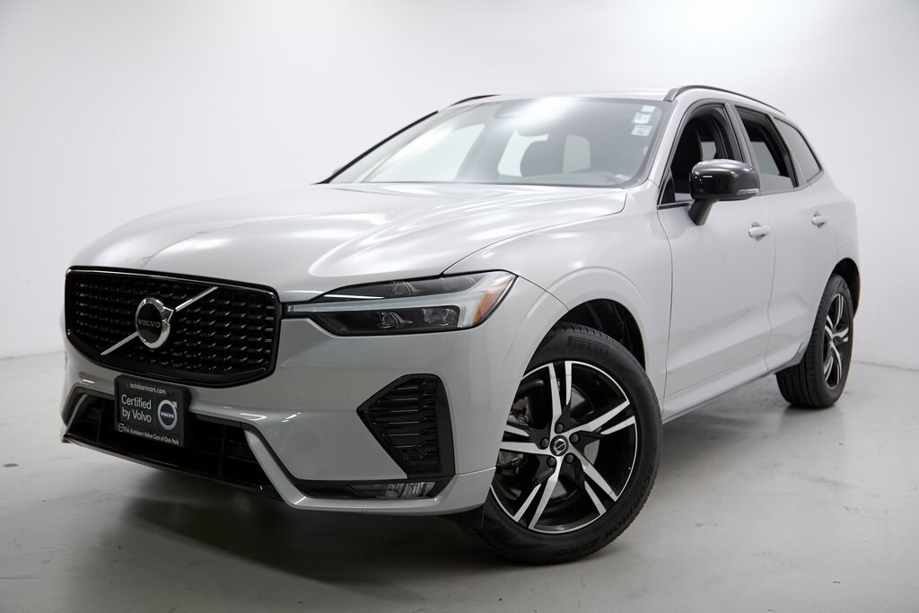 2022 Volvo XC60 R-Design photo 2