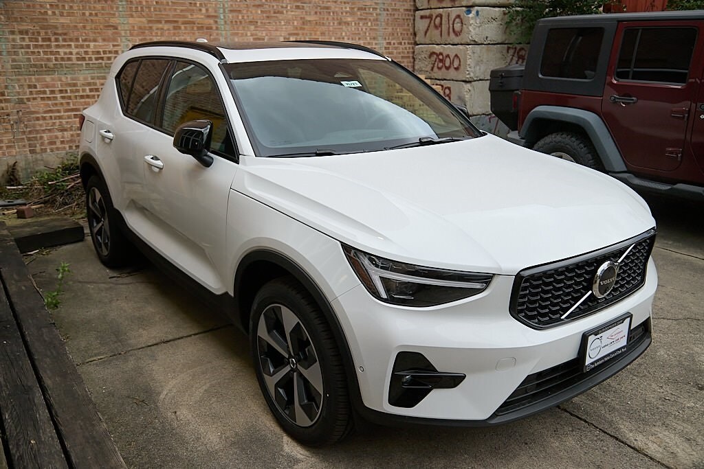 2026 Volvo XC40 Plus photo 4