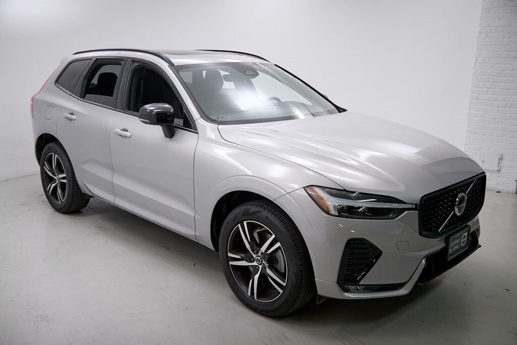 2022 Volvo XC60 R-Design photo 4