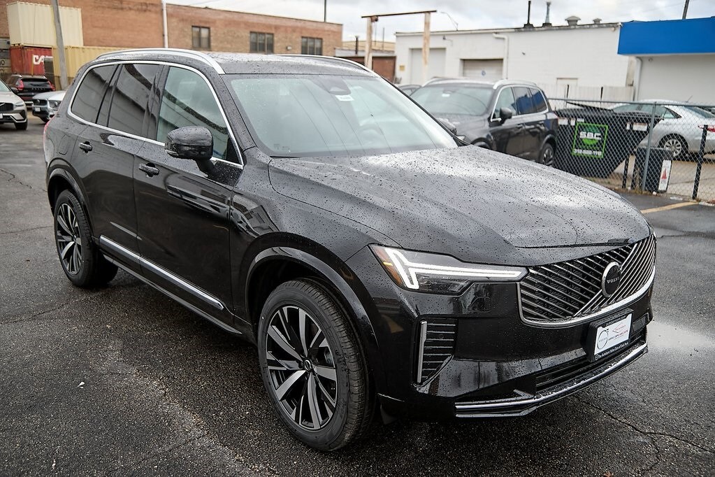 2025 Volvo XC90 Core photo 3