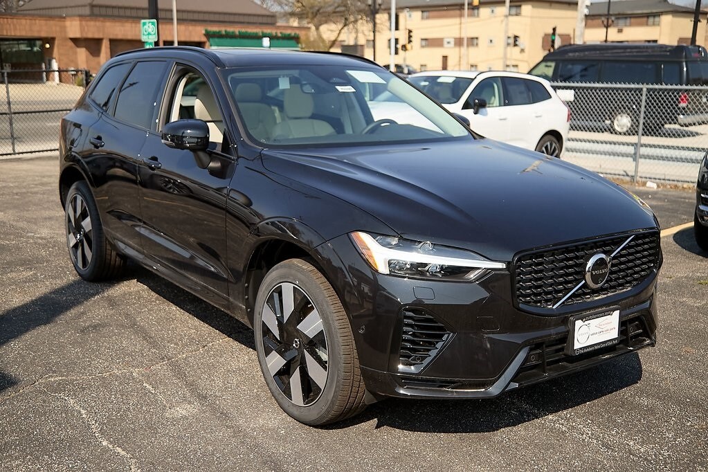 2025 Volvo XC60 Hybrid T8 Plus photo 2