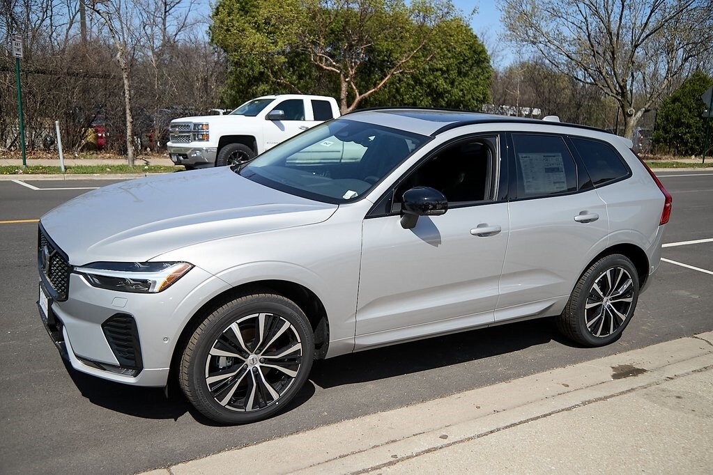 2025 Volvo XC60 B5 Plus photo 3