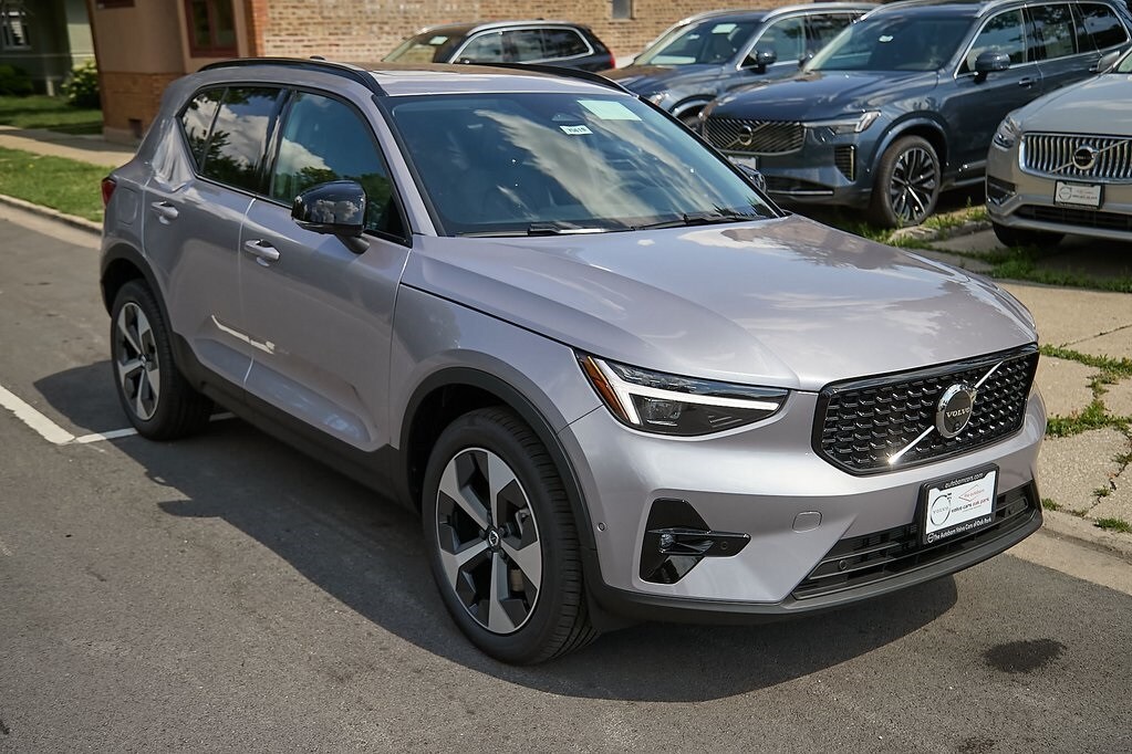 2026 Volvo XC40 Plus photo 4