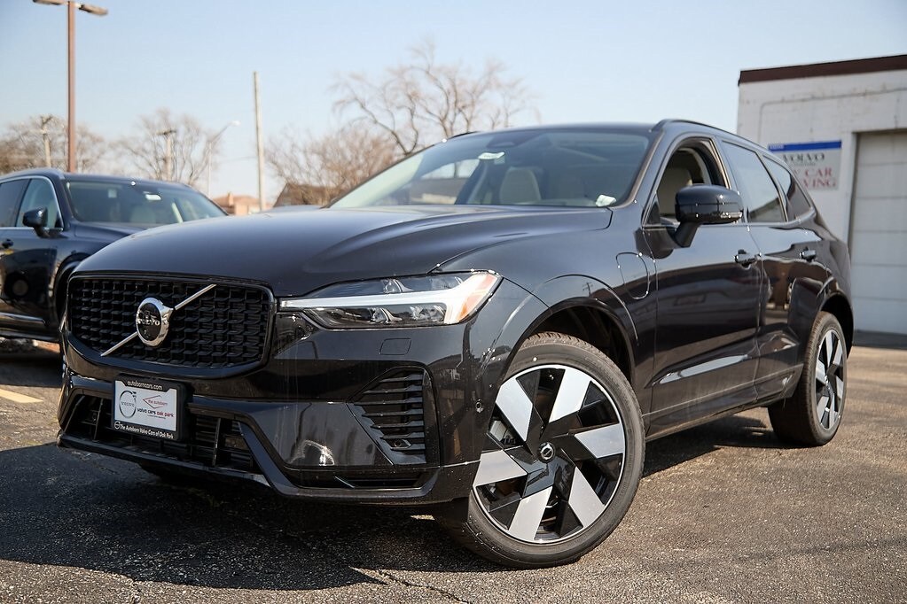 2025 Volvo XC60 Hybrid T8 Plus photo 2
