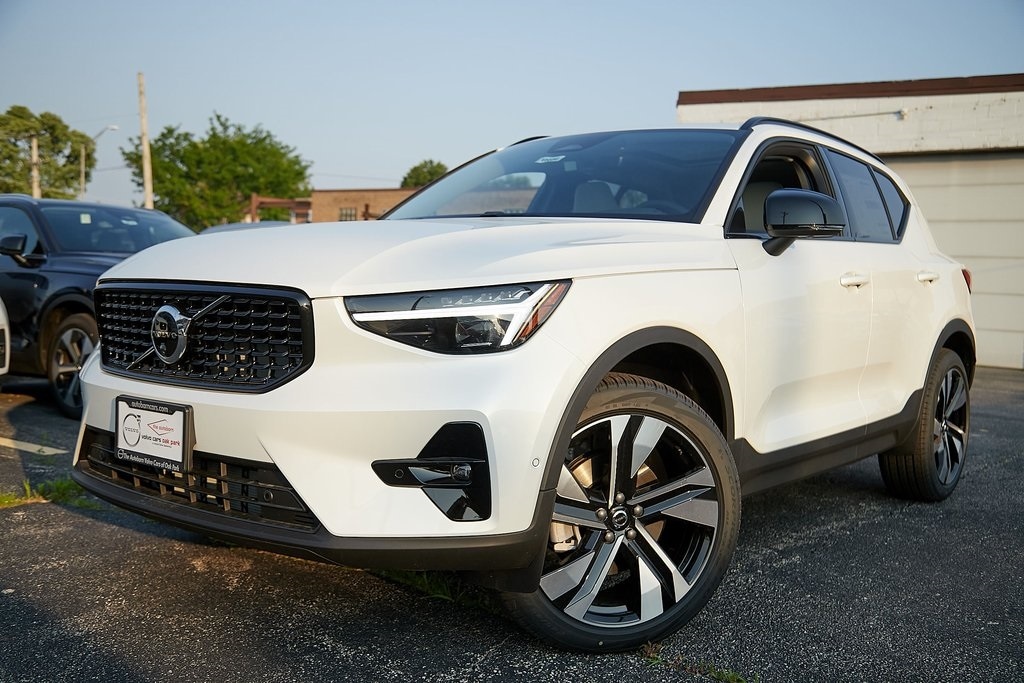 New 2025 Volvo XC40 B5 Plus Dark Theme SUV