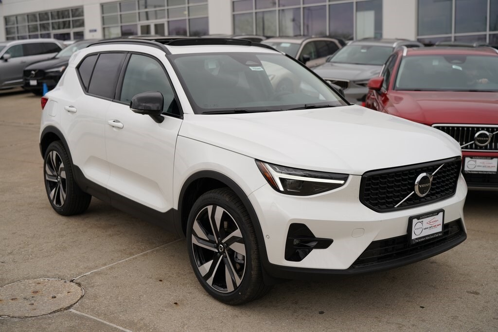 2025 Volvo XC40 photo 3