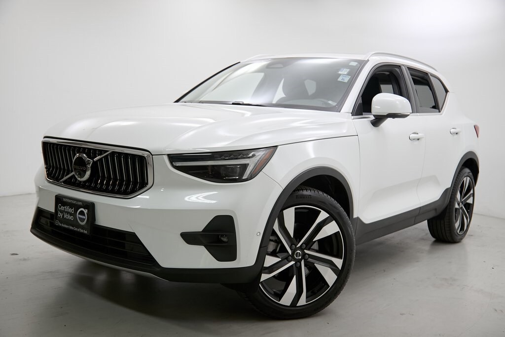 2024 Volvo XC40 Plus photo 2