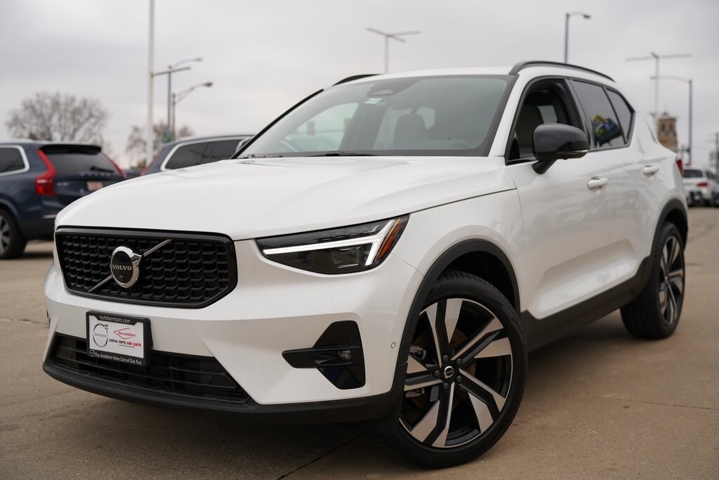 2025 Volvo XC40 Plus photo 2