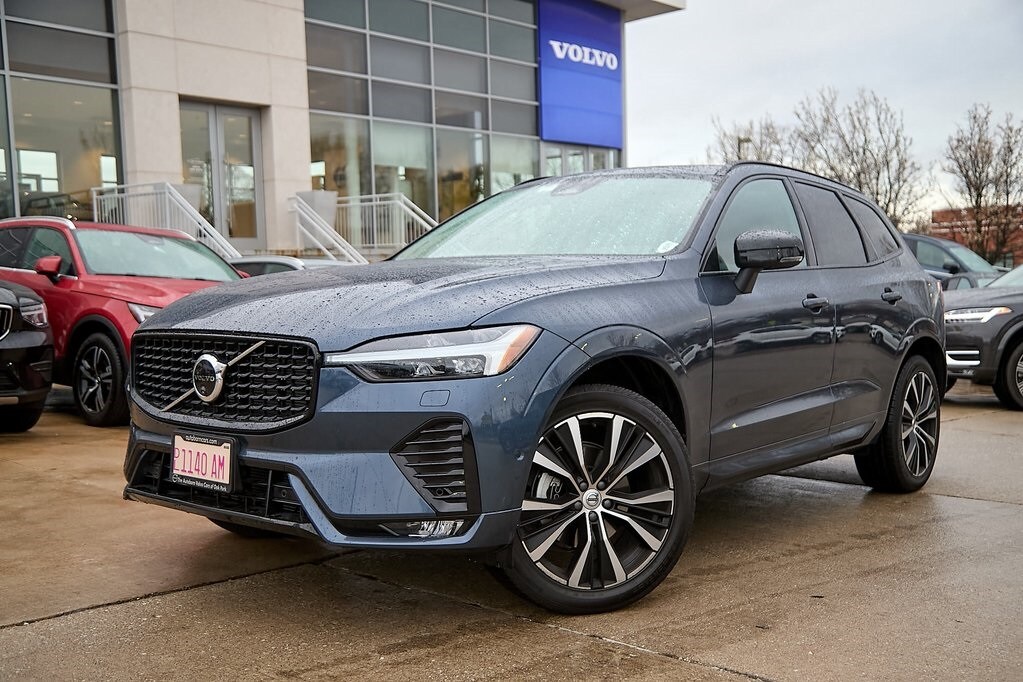 2025 Volvo XC60 B5 Plus photo 2