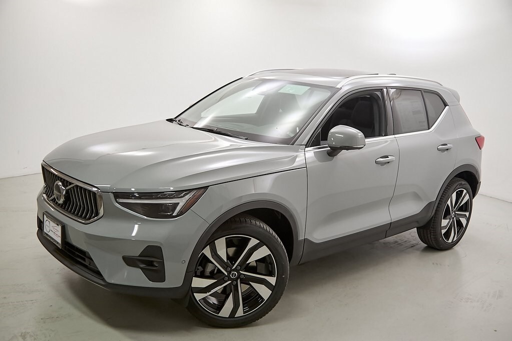 2025 Volvo XC40 Plus photo 3