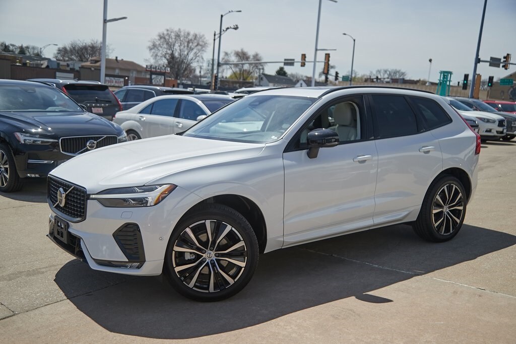 2025 Volvo XC60 B5 Plus photo 3