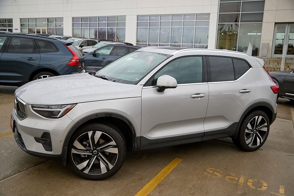 2025 Volvo XC40 Plus photo 3
