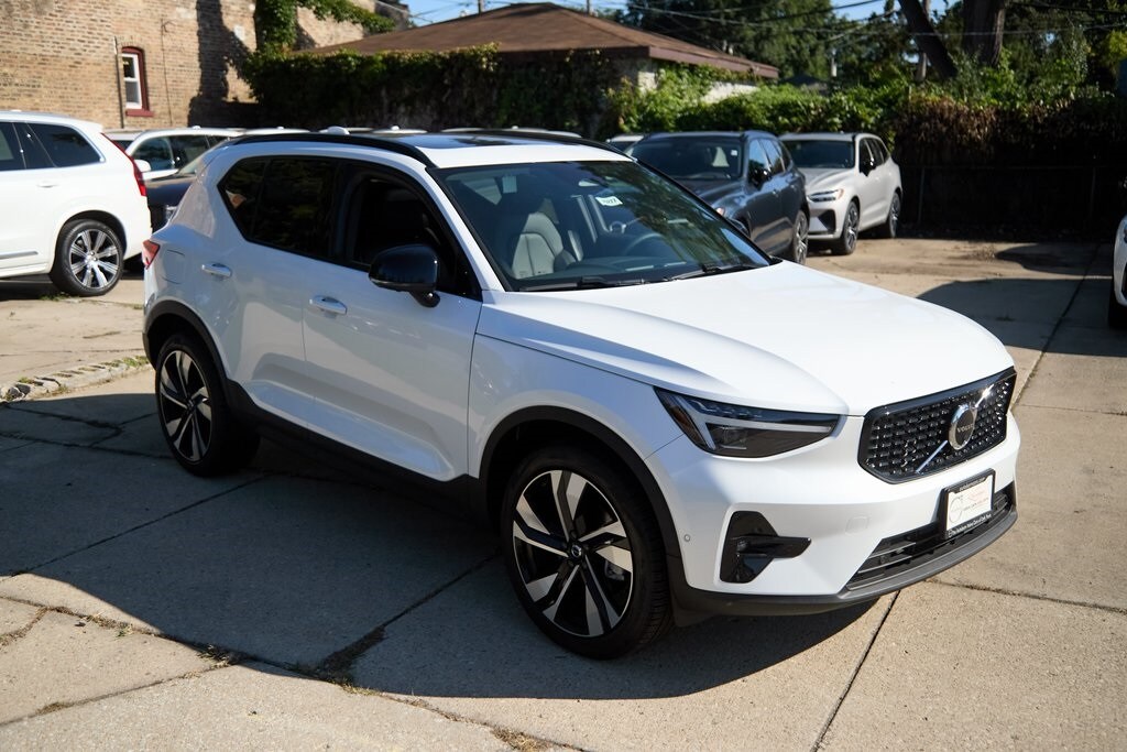 2025 Volvo XC40 Plus photo 3