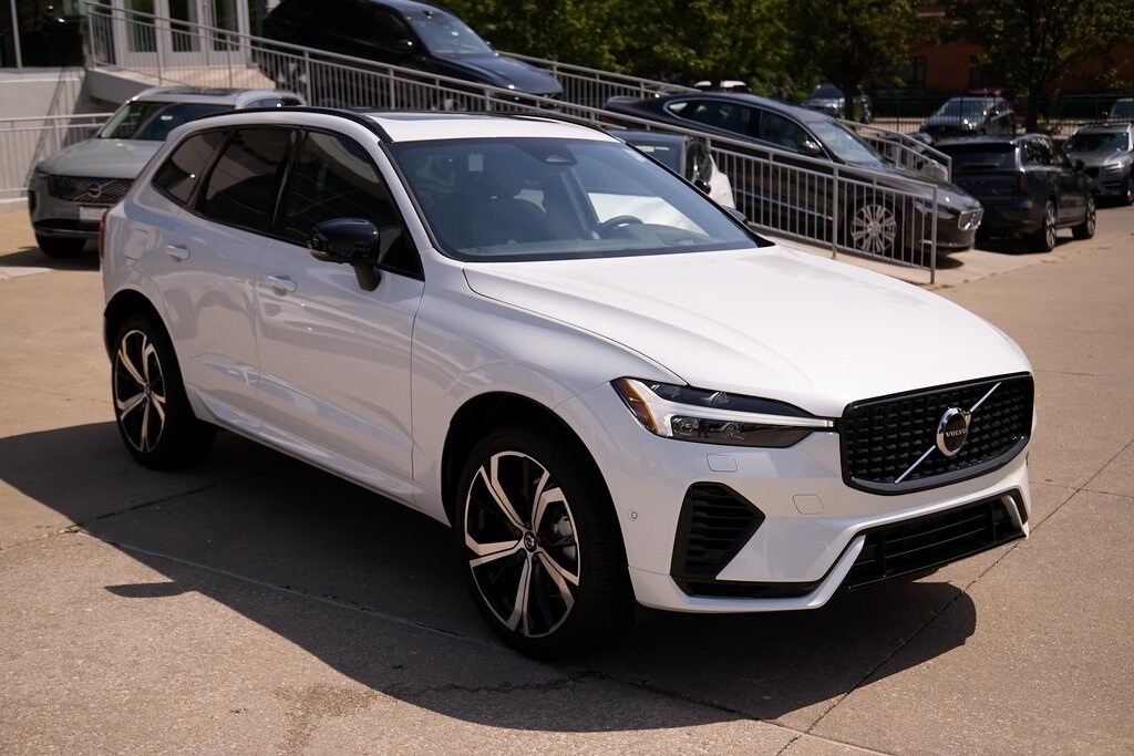 2025 Volvo XC60 Hybrid T8 photo 4