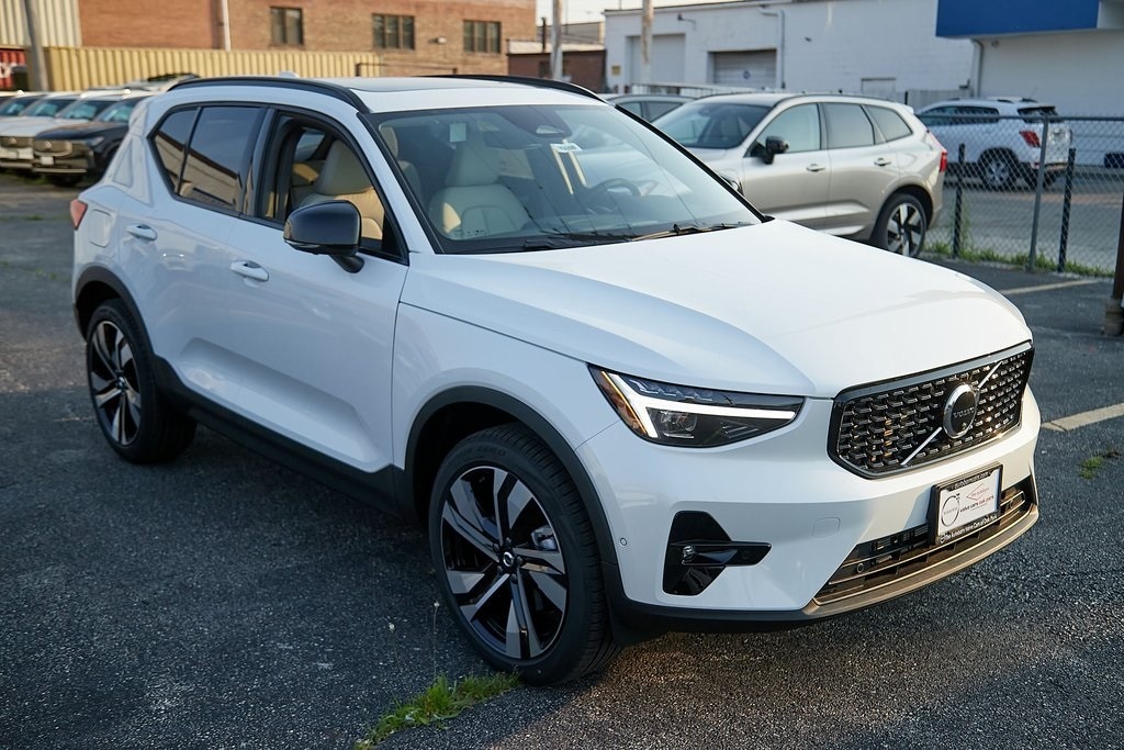 New 2025 Volvo XC40 B5 Plus Dark Theme SUV