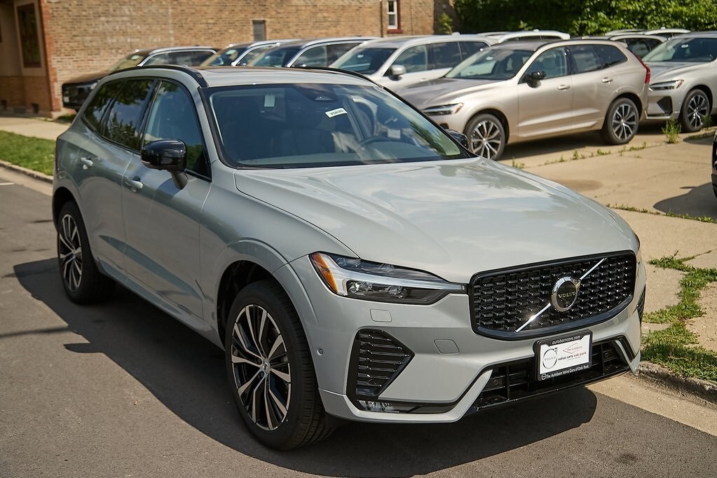 2025 Volvo XC60 B5 Plus photo 4