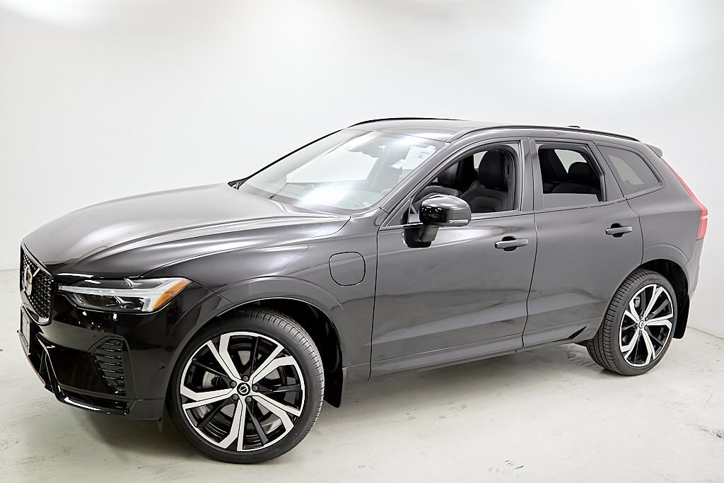 2022 Volvo XC60 Recharge Hybrid T8 R-Design photo 2