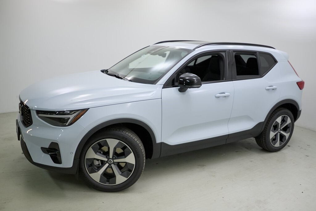 2026 Volvo XC40 Plus photo 3