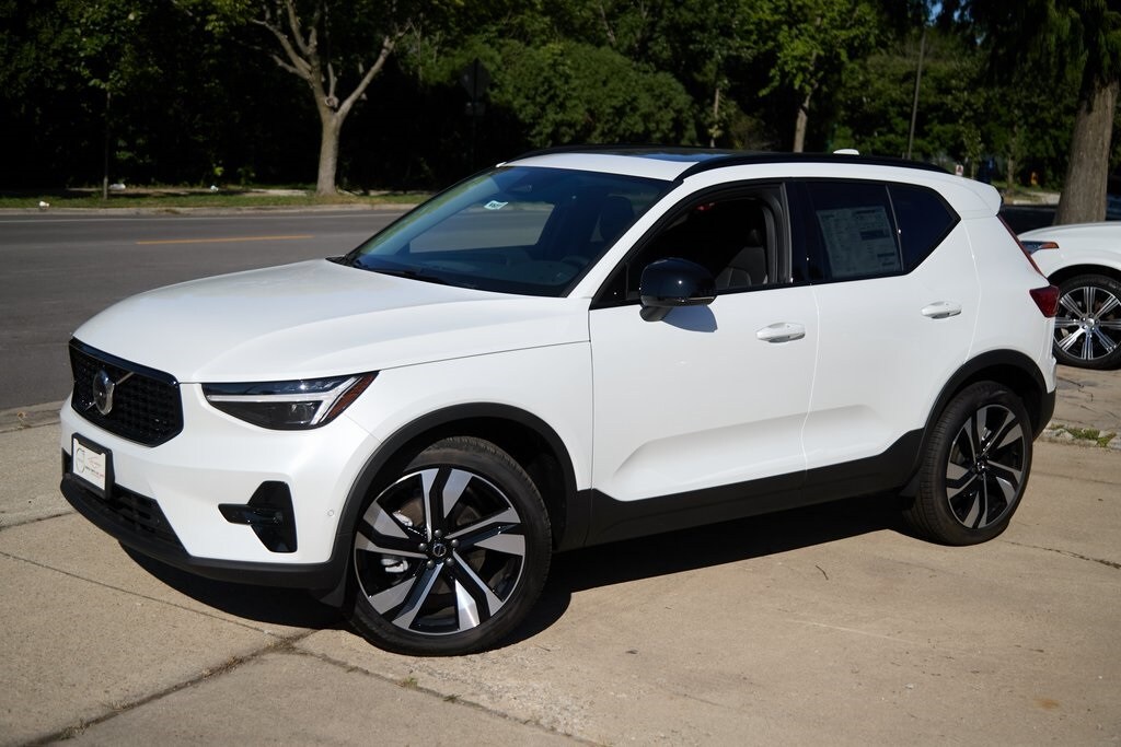 2025 Volvo XC40 Plus photo 2