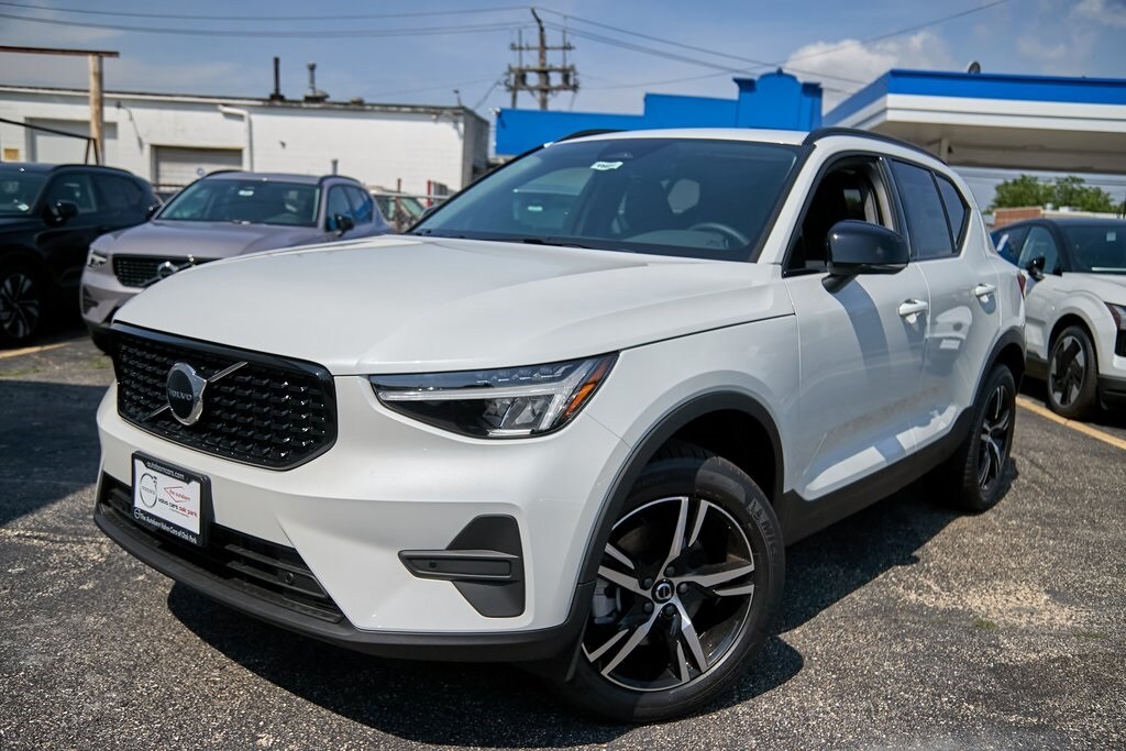2026 Volvo XC40 Core photo 2