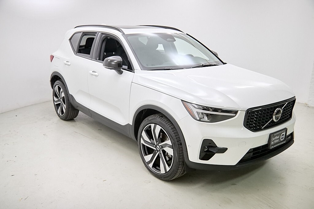 2025 Volvo XC40 Plus photo 2