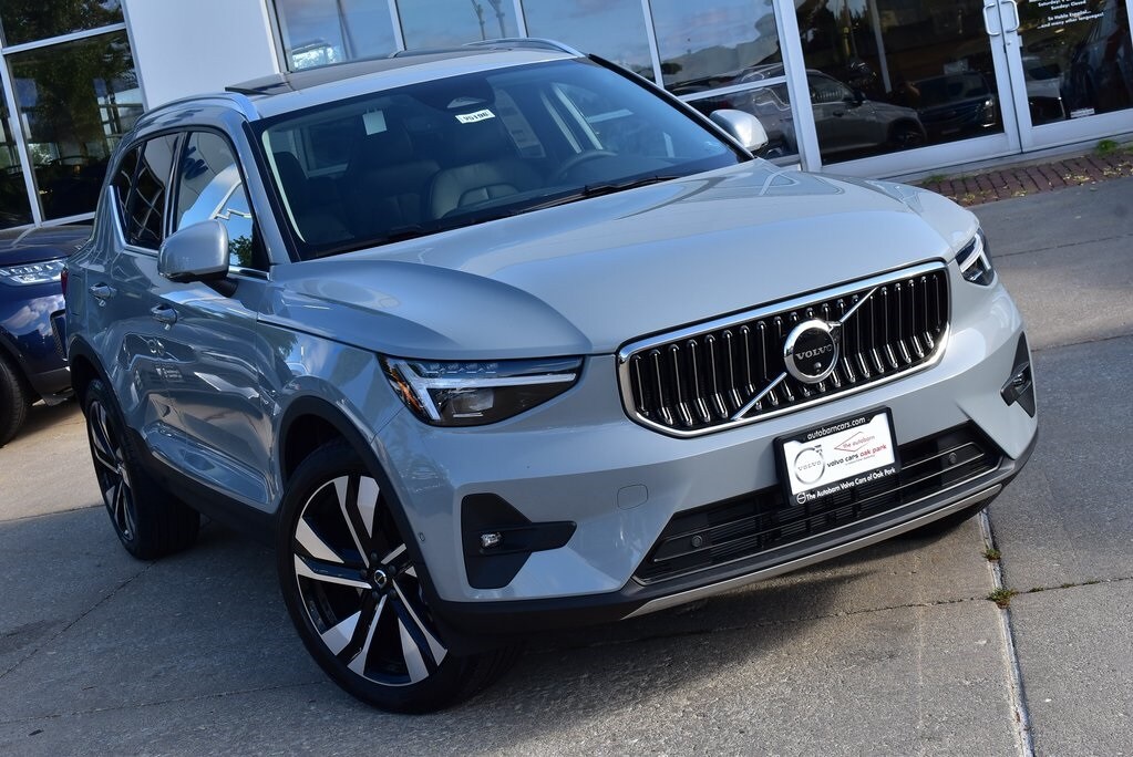 2025 Volvo XC40 Plus photo 2