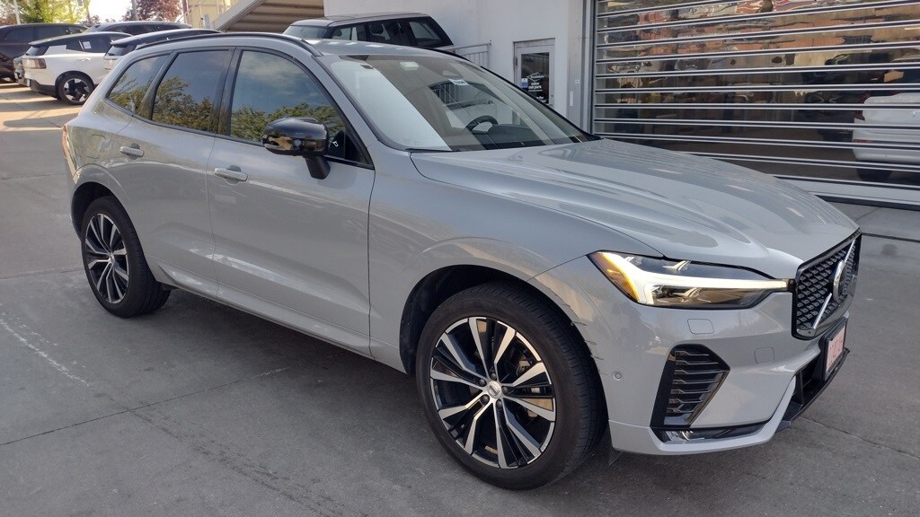 2025 Volvo XC60 B5 Plus photo 3