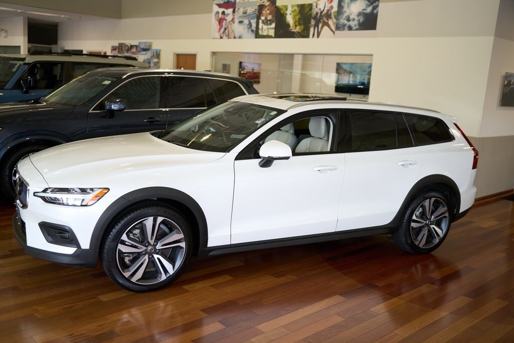2025 Volvo V60 Cross Country B5 Plus photo 2