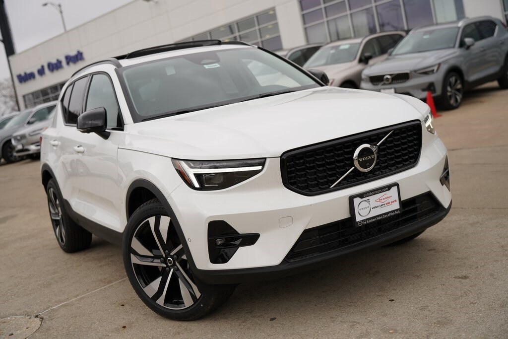 2025 Volvo XC40 photo 2