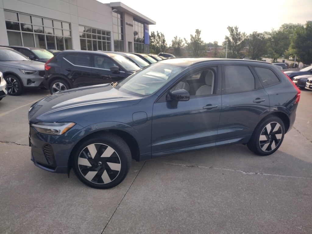 2025 Volvo XC60 Hybrid T8 Plus photo 3