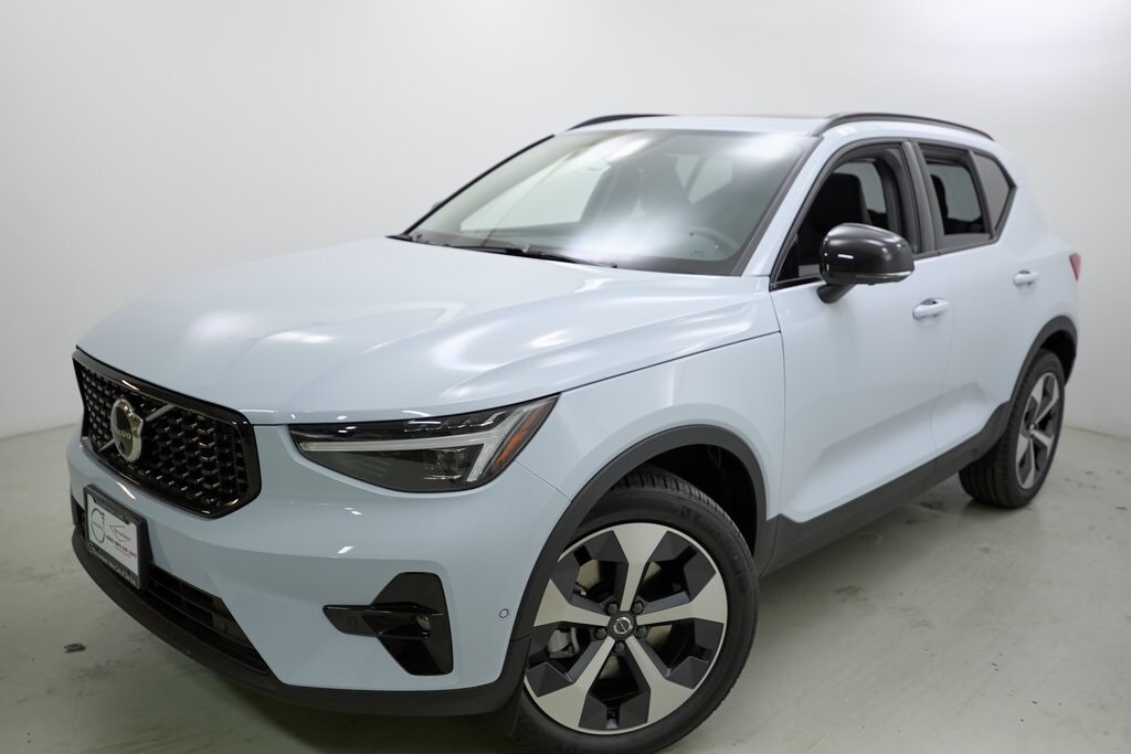 2026 Volvo XC40 Plus photo 2