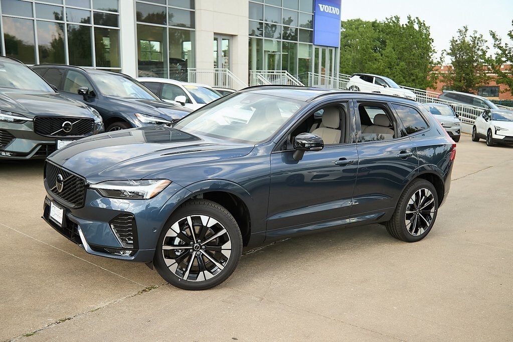 2026 Volvo XC60 B5 Plus photo 3
