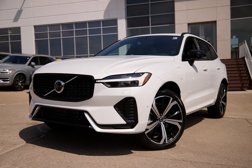 2025 Volvo XC60 Hybrid T8 photo 2