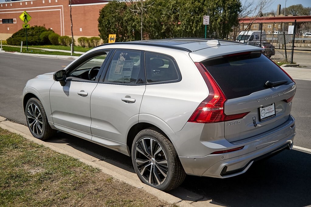 2025 Volvo XC60 B5 Plus photo 3