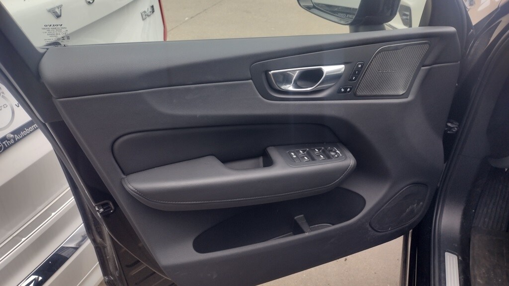 2025 Volvo XC60 B5 Plus photo 3