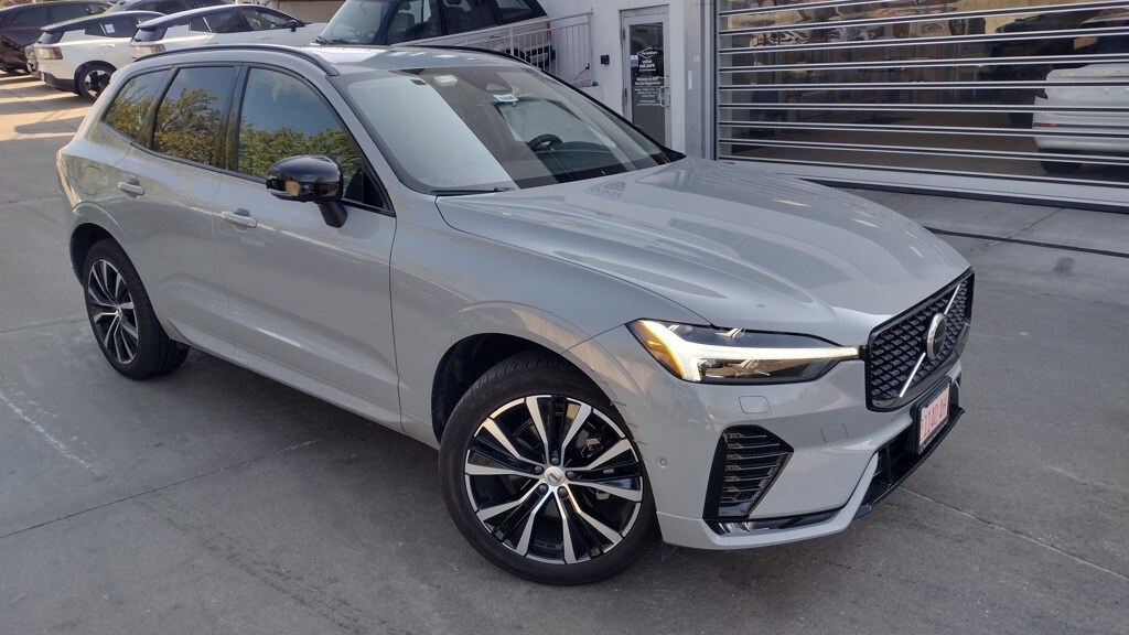 2025 Volvo XC60 B5 Plus photo 2